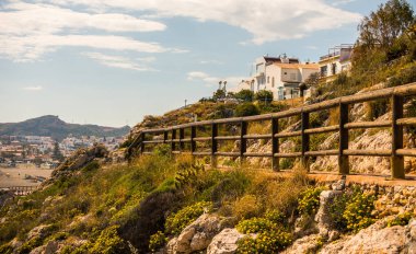 deniz kıyısında ahşap mesire bir uçurum rock Rincon de la yer Victoria, Costa del Sol, Andalucja, İspanya