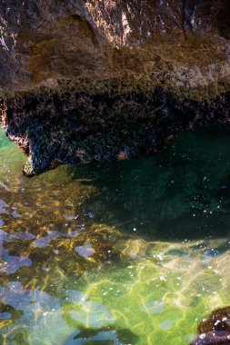 Mavi yaz dalgası ve kayaları ile şaşırtıcı deniz, rahatlatıcı kaya ve su manzarası, doğa