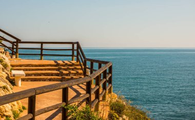 deniz kıyısında ahşap mesire bir uçurum rock Rincon de la yer Victoria, Costa del Sol, Andalucja, İspanya