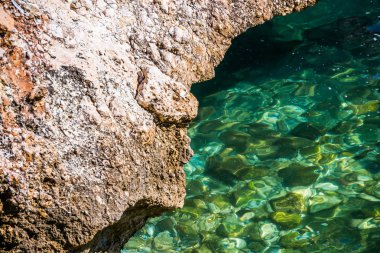 Mavi yaz dalgası ve kayaları ile şaşırtıcı deniz, rahatlatıcı kaya ve su manzarası, doğa