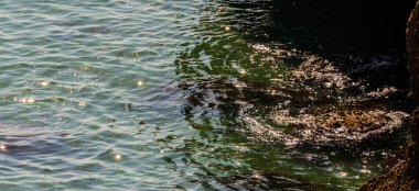 Mavi yaz dalgası ve kayaları ile şaşırtıcı deniz, rahatlatıcı kaya ve su manzarası, doğa