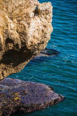 Deniz, yaz deniz arka plan, çoğu sıçramasına dalgalar ve taş, güneşli gün yukarıda yüksek uçurum