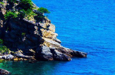 Deniz, yaz deniz arka plan, çoğu sıçramasına dalgalar ve taş, güneşli gün yukarıda yüksek uçurum