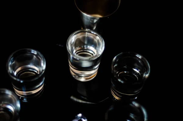 Traditionele Zuivere Wodka Glazen Een Zwarte Achtergrond Gekoeld Drankje Nachtleven — Stockfoto