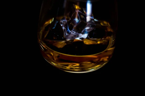 Whisky Escocés Vaso Con Cubitos Hielo Whisky Dorado Bebida Exclusiva —  Fotos de Stock