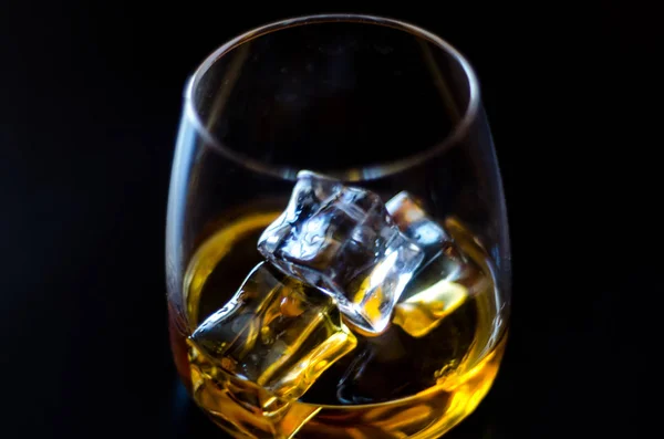 Schotse Whisky Een Glas Met Ijsblokjes Gouden Kleur Whiskey Exclusieve — Stockfoto