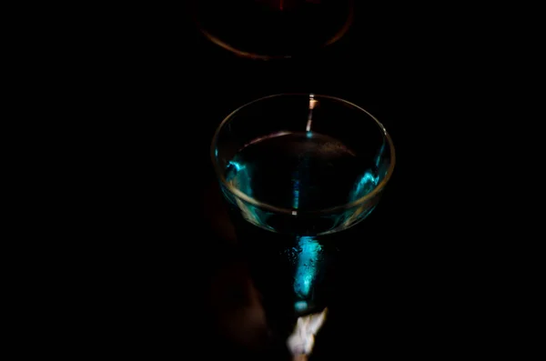 Odświeżanie Likier Wysokiej Szklance Napój Alkoholowy Przygotowany Przez Barmana Życie — Zdjęcie stockowe