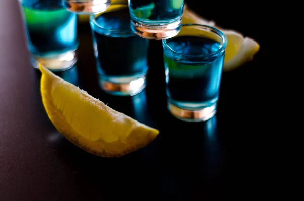 Populaire Drank Schot Kamikaze Basis Van Wodka Blue Curaçao Citroensap — Stockfoto