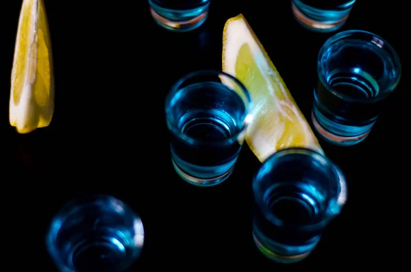 Chupito Popular Kamikaze Base Vodka Curazao Azul Jugo Limón Bebida — Foto de Stock