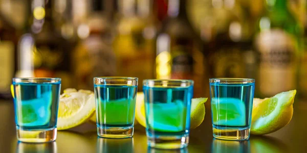 Популярный Синий Напиток Фоне Бара Бутылками Освежающий Напиток Вечер Вечеринки — стоковое фото