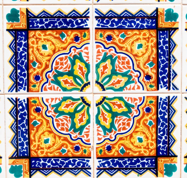 伝統的な装飾スペインの装飾タイル 建物の壁に元のセラミックタイル — ストック写真
