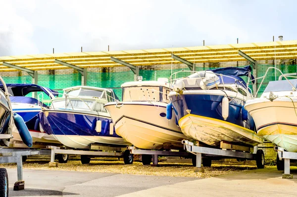 Stand, sahilde tekne yat, lüks gemi, bakım ve park yeri tekne, deniz sanayi adına yakın