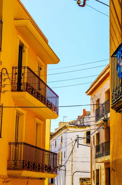 Metal korkuluk, sağlam mimari öğesi, dinlenme ve rahatlama, vintage dekor, balkon bir mekan olan şık balkon