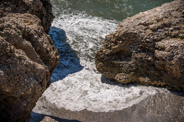 파란색의 파도와 바위가 놀라운 바위와 — 스톡 사진