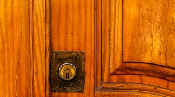 关紧那把旧锁 门上贴着有趣的纹理 家的安全 老式的 — 图库照片