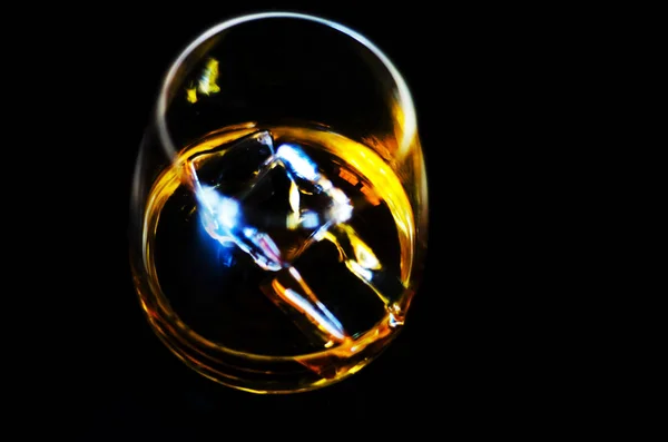 Whisky Écossais Dans Verre Avec Glaçons Whisky Couleur Dorée Boisson — Photo