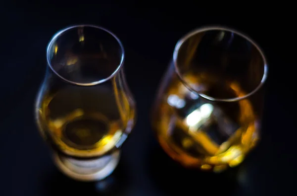 苏格兰威士忌在一个杯子与冰块 金色威士忌 独家饮料 — 图库照片