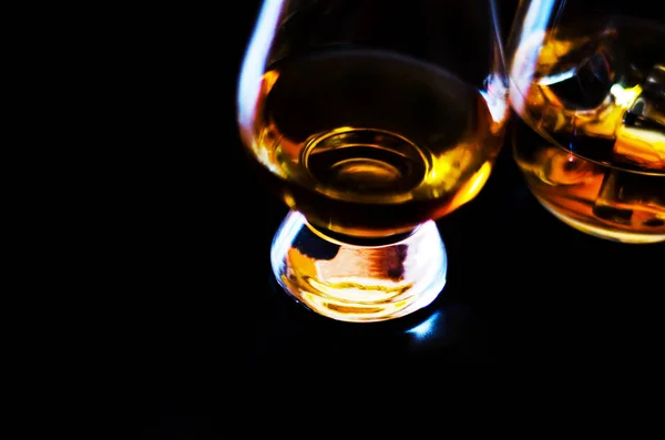 苏格兰威士忌在一个杯子与冰块 金色威士忌 独家饮料 — 图库照片