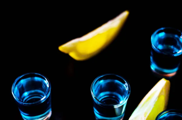 Beliebtes Getränk Shot Kamikaze Auf Wodka Basis Blauer Curaçao Und — Stockfoto