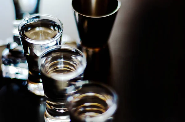 Traditionele Zuivere Wodka Glazen Een Zwarte Achtergrond Gekoeld Drankje Nachtleven — Stockfoto