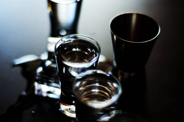 Traditionele Zuivere Wodka Glazen Een Zwarte Achtergrond Gekoeld Drankje Nachtleven — Stockfoto