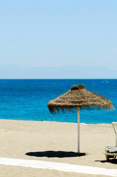 Bella Spiaggia Sabbiosa Con Ombrelloni Palma Mare Blu Vacanza — Foto Stock