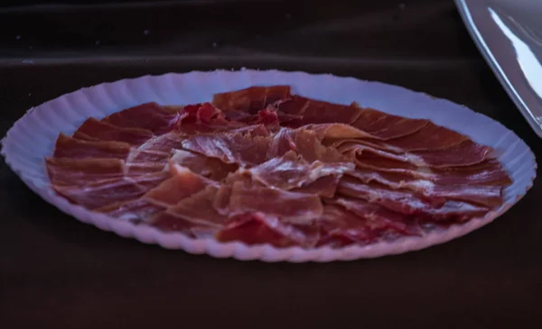 Teller Mit Geschnittenen Scheiben Von Marmeladenserrano Traditionellem Spanischen Schinken Fleisch — Stockfoto