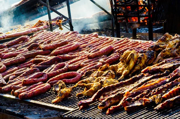Különböző Típusú Húsok Kolbászok Rakott Egy Nagy Grill Főzés Közben — Stock Fotó