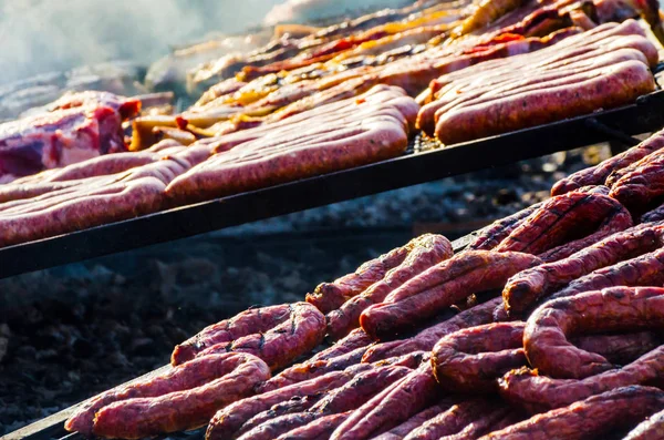 Különböző Típusú Húsok Kolbászok Rakott Egy Nagy Grill Főzés Közben — Stock Fotó