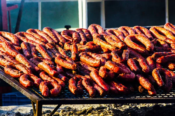 Diferentes Tipos Carnes Embutidos Apilados Una Gran Parrilla Mientras Cocina —  Fotos de Stock