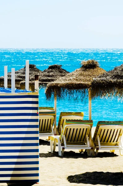 Bella Spiaggia Sabbiosa Con Ombrelloni Palma Mare Blu Vacanza — Foto Stock