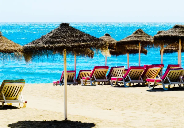 Bella Spiaggia Sabbiosa Con Ombrelloni Palma Mare Blu Vacanza — Foto Stock