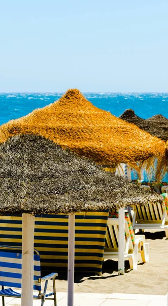 Bella Spiaggia Sabbiosa Con Ombrelloni Palma Mare Blu Vacanza — Foto Stock