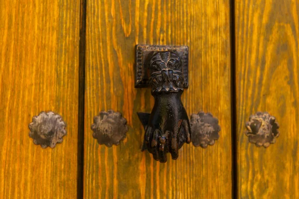 Двері Латунним Стукачем Формі Руки Красивий Вхід Будинок Старовинні Прикраси — стокове фото