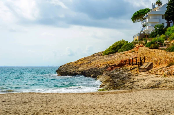 Alto Acantilado Sobre Mar Fondo Mar Verano Muchas Olas Salpicaduras — Foto de Stock