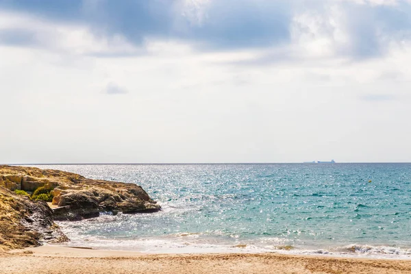 Alto Acantilado Sobre Mar Fondo Mar Verano Muchas Olas Salpicaduras — Foto de Stock