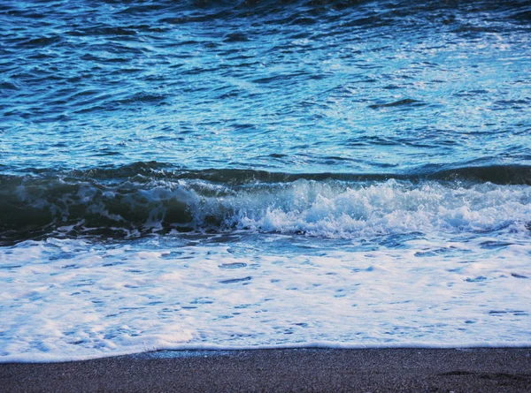 Крупним Планом Морська Вода Впливає Пісок Пляжі Морські Хвилі Спокійно — стокове фото