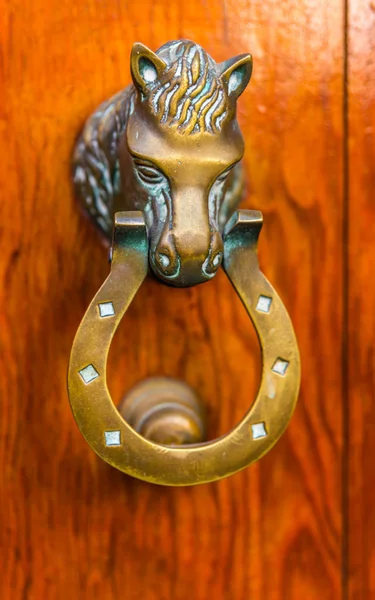 ヴィンテージの装飾への馬 美しい入り口の形をした真鍮製ドアノッカーとドア — ストック写真