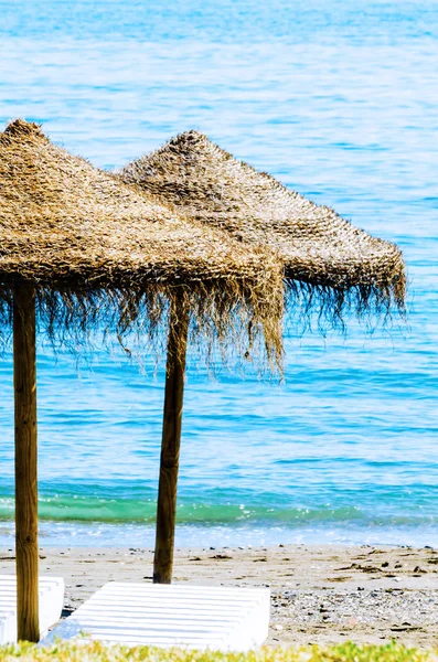 Hermosa Playa Arena Con Sombrillas Palmeras Mar Azul Vacaciones — Foto de Stock
