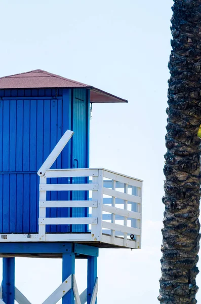安全な砂浜で青の救助小屋は海 美しい晴れた日 休暇でリラックスします — ストック写真
