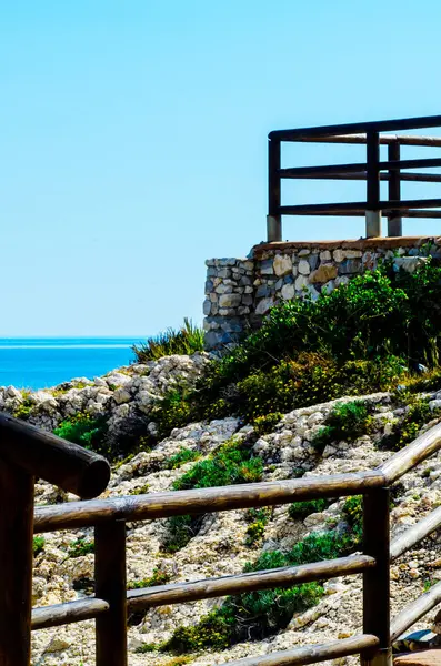 位于西班牙安达卢西亚的维多利亚海岸的悬崖岩石上的木制长廊 — 图库照片