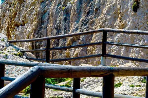 Promenade Bois Long Côte Mer Située Sur Une Falaise Rocheuse — Photo