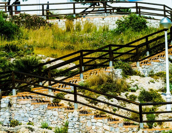 海沿岸の木製遊歩道沿い崖岩でリンコン ビクトリア コスタ Andalucja スペイン — ストック写真