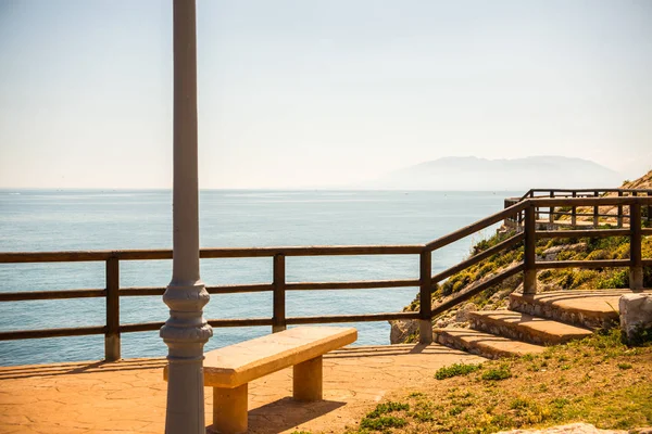 deniz kıyısında ahşap mesire bir uçurum rock Rincon de la yer Victoria, Costa del Sol, Andalucja, İspanya