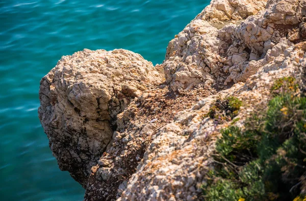 Висока Скеля Над Морем Літній Морський Фон Багато Бризок Хвиль — стокове фото