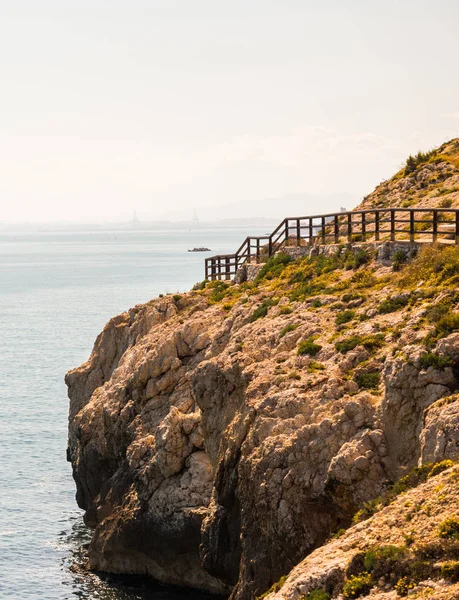 Paseo Marítimo Madera Largo Costa Del Mar Situado Una Roca — Foto de Stock