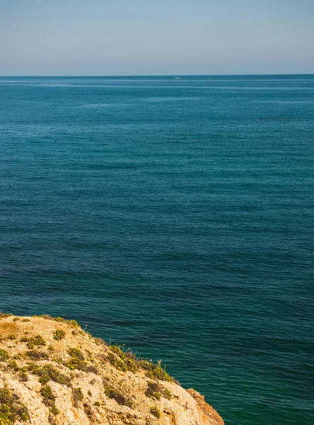 高崖海 夏季海背景 许多飞溅波浪和石头 晴朗的天 — 图库照片