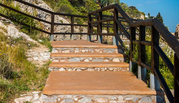海沿岸の木製遊歩道沿い崖岩でリンコン ビクトリア コスタ Andalucja スペイン — ストック写真