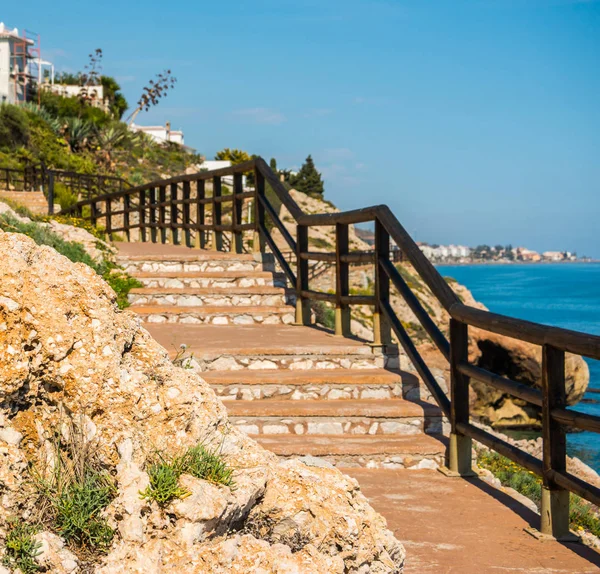 deniz kıyısında ahşap mesire bir uçurum rock Rincon de la yer Victoria, Costa del Sol, Andalucja, İspanya