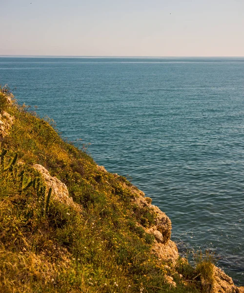 高崖海 夏季海背景 许多飞溅波浪和石头 晴朗的天 — 图库照片